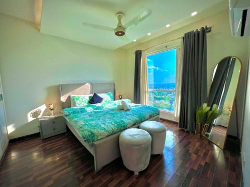 Кровать или кровати в номере Montressa High Rise Apartments Facing Centaurus Mall Islamabad