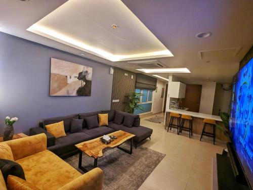 Телевизор и/или развлекательный центр в Montressa High Rise Apartments Facing Centaurus Mall Islamabad