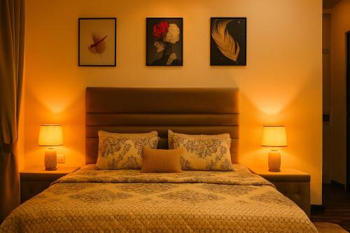Кровать или кровати в номере Montressa High Rise Apartments Facing Centaurus Mall Islamabad