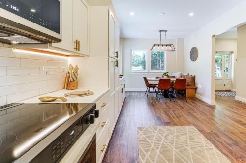 Η κουζίνα ή μικρή κουζίνα στο Modern Gem on 15 Acres, 5 Mi to Old Orchard Beach!