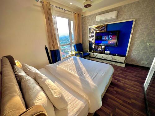 Телевизор и/или развлекательный центр в Montressa High Rise Apartments Facing Centaurus Mall Islamabad