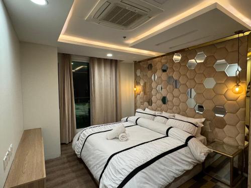 Кровать или кровати в номере Montressa High Rise Apartments Facing Centaurus Mall Islamabad