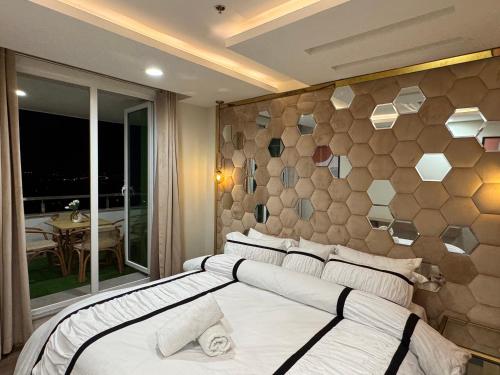 Кровать или кровати в номере Montressa High Rise Apartments Facing Centaurus Mall Islamabad