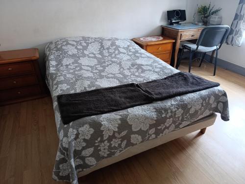 a bedroom with a bed with a desk and a desk at Chambre déplacement professionnel in Zilling