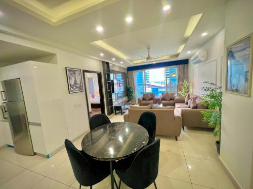 Гостиная зона в Montressa High Rise Apartments Facing Centaurus Mall Islamabad