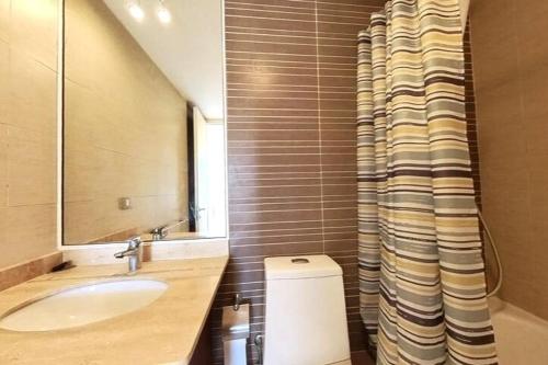 a bathroom with a sink and a mirror at Vive la magia de Puerto Varas, tu refugio perfecto the magic of Puerto Varas, your perfect retreat in Puerto Varas