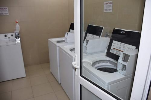 a laundry room with a washer and dryer in a room at Vive la magia de Puerto Varas, tu refugio perfecto the magic of Puerto Varas, your perfect retreat in Puerto Varas