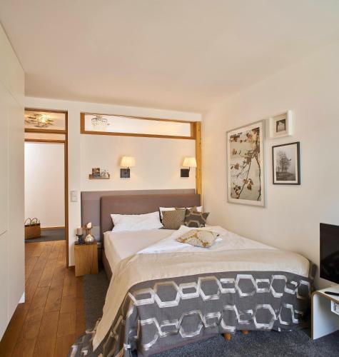 Giường trong phòng chung tại KönigsSCHLAF No1 - Kuschelnest im Herzen von Konstanz