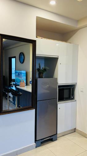 Кухня или мини-кухня в Montressa High Rise Apartments Facing Centaurus Mall Islamabad
