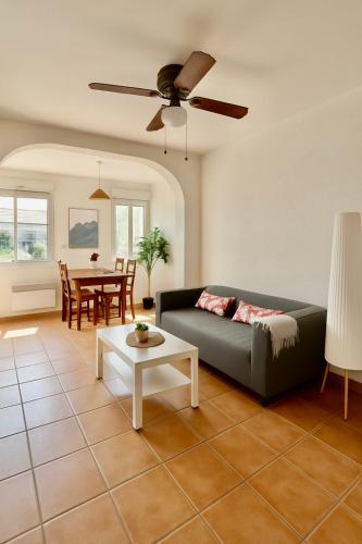 Posezení v ubytování La Plage - 2 Apparts Clim WiFi, Familles & Amis