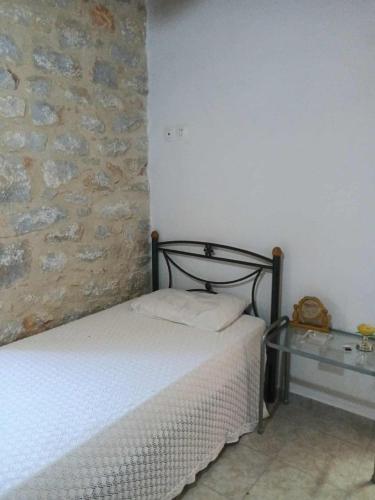 Ένα ή περισσότερα κρεβάτια σε δωμάτιο στο Πετροχτιστο Ρηνιω