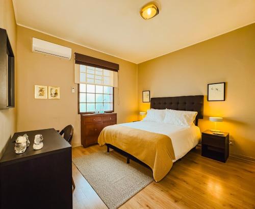 a bedroom with a large bed and a table at Departament en Polanco, CiudadDeMéxico in Mexico City