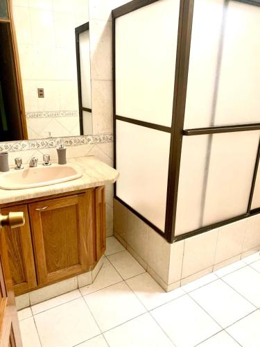 łazienka z umywalką i lustrem w obiekcie Serenity Apartment w mieście Cochabamba