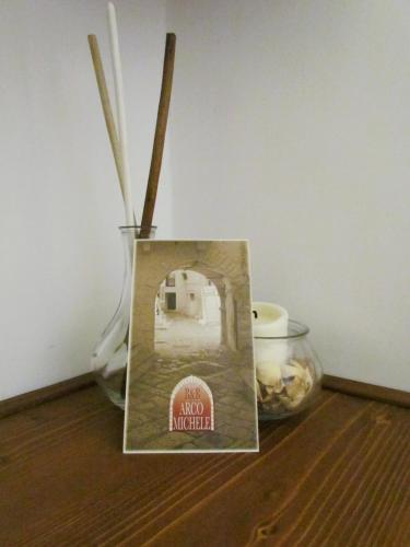 a vase with a picture of a house on a table at Arco Michele in Putignano