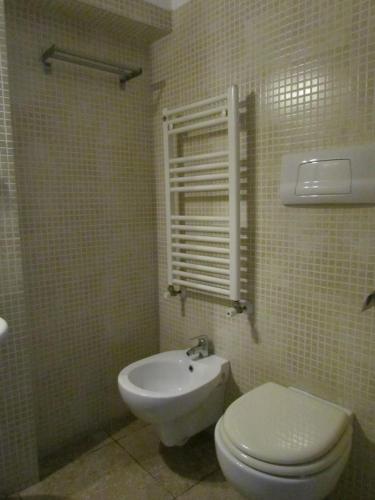 a bathroom with a toilet and a sink at Arco Michele in Putignano