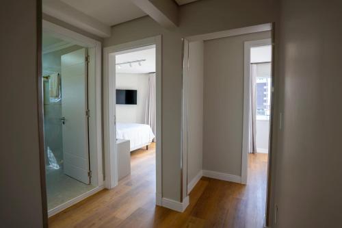 a hallway with two doors leading to a bedroom at Ap de novela no centro da cidade com garagem in Toledo