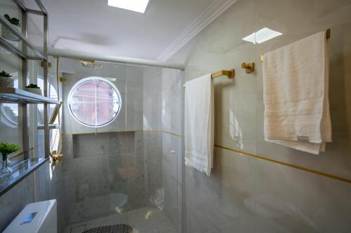 a bathroom with a shower and a window at Ap de novela no centro da cidade com garagem in Toledo