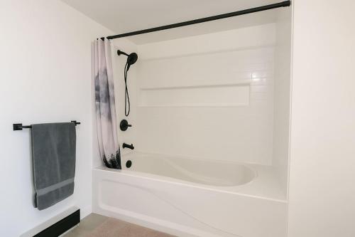 Un baño de Sooke Mountain View Suite