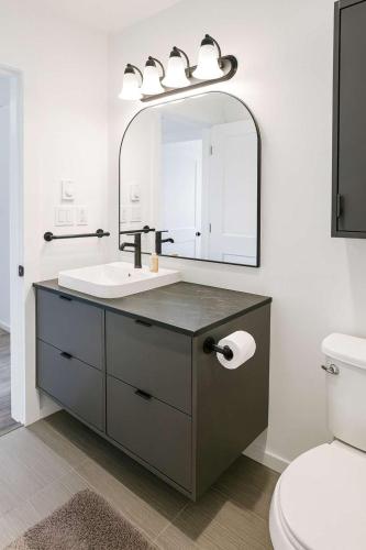 Un baño de Sooke Mountain View Suite