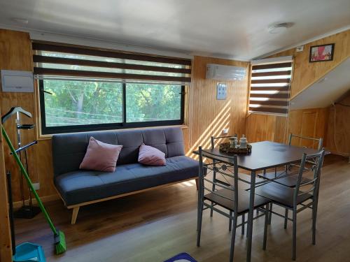 a living room with a couch and a table at Departamento un solo ambiente in Valdivia