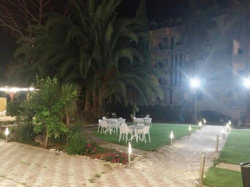 Jardín al aire libre en Danis Hotel