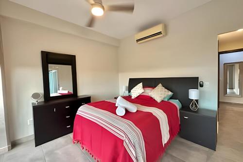 ein Schlafzimmer mit einem großen Bett und einem Spiegel in der Unterkunft 506 Plaza 3.14 by Del Mar in Nuevo Vallarta