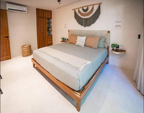 ein Schlafzimmer mit einem großen Bett in einem Zimmer in der Unterkunft Kaíoro Tulum in Tulum
