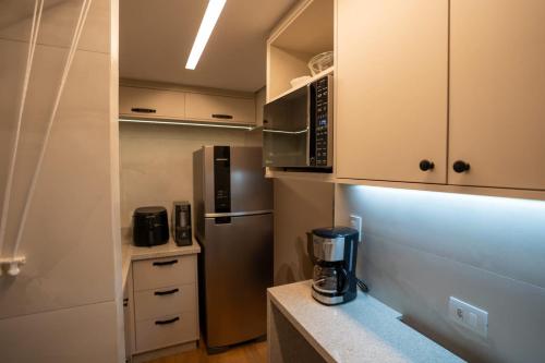 a kitchen with a blender on a counter at Studio Nubia centro in Toledo