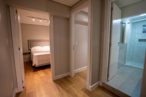 a bedroom with a bed and a walk in shower at Studio Nubia centro in Toledo