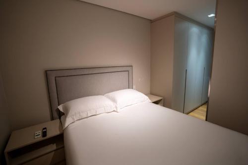 a bedroom with a large white bed in a room at Studio Nubia centro in Toledo