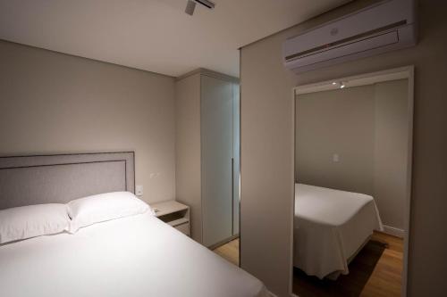 a small bedroom with a bed and a mirror at Studio Nubia centro in Toledo