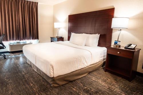 Katil atau katil-katil dalam bilik di Cobblestone Inn & Suites - Big Lake