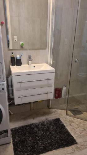 un baño con lavabo y ducha en Seaside bliss you'll crave again, en Stavanger