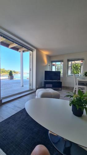 sala de estar con 2 camas y ventana grande en Seaside bliss you'll crave again, en Stavanger