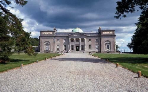 una grande casa bianca con un grande vialetto di The Hollow a Laois