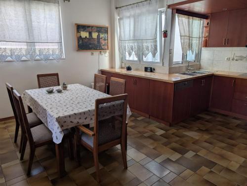 cocina con mesa y sillas y cocina con fregadero en Family apartment mountain and sea, en Atenas