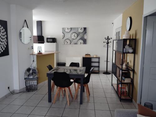 a dining room with a table and chairs at Charmant appartement 2 chambres - Proche Tours in Joue-les-Tours