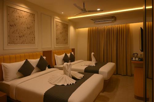 Ein Bett oder Betten in einem Zimmer der Unterkunft Ramanjaneya The Executive Hotel - Premium Stay Near Ram Mandir, Ayodhya