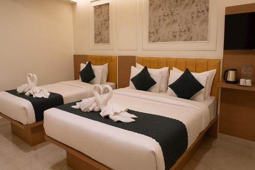 Ein Bett oder Betten in einem Zimmer der Unterkunft Ramanjaneya The Executive Hotel - Premium Stay Near Ram Mandir, Ayodhya