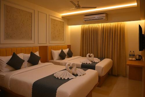 Ein Bett oder Betten in einem Zimmer der Unterkunft Ramanjaneya The Executive Hotel - Premium Stay Near Ram Mandir, Ayodhya