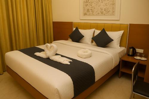 Ein Bett oder Betten in einem Zimmer der Unterkunft Ramanjaneya The Executive Hotel - Premium Stay Near Ram Mandir, Ayodhya