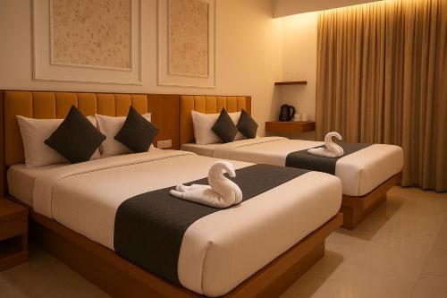 Ein Bett oder Betten in einem Zimmer der Unterkunft Ramanjaneya The Executive Hotel - Premium Stay Near Ram Mandir, Ayodhya
