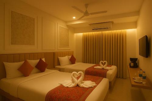 Ein Bett oder Betten in einem Zimmer der Unterkunft Ramanjaneya The Executive Hotel - Premium Stay Near Ram Mandir, Ayodhya
