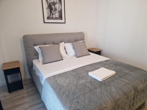 Ein Bett oder Betten in einem Zimmer der Unterkunft Studio Satina Residence with Private Parking & Self Check-In