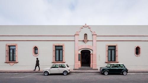 two cars parked in front of a white building at Tá Hotel de diseño in Querétaro