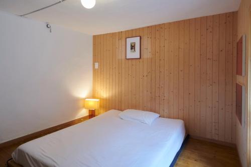Кровать или кровати в номере Waterfall House - retreat, swim, bike, hike and ski