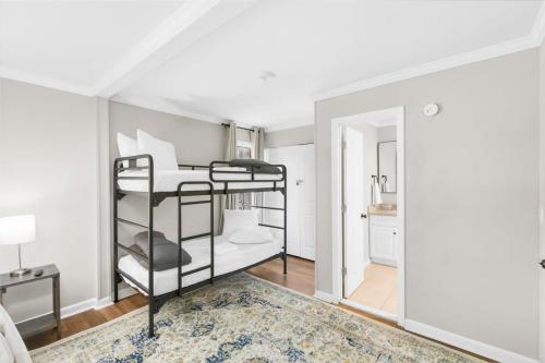 a bedroom with two bunk beds in a room at 21st Street Evergreen Charm in Birmingham