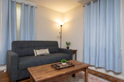 Ruang duduk di Arlington Crescent Revival - Unit 2