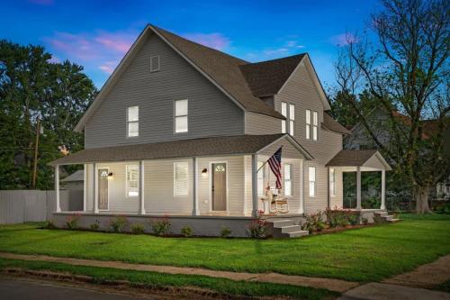 a house with a flag in the front yard at Bradley Blissful in Chelsea