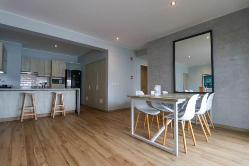 Η κουζίνα ή μικρή κουζίνα στο Beautiful 2BR with Terrace in Miraflores
